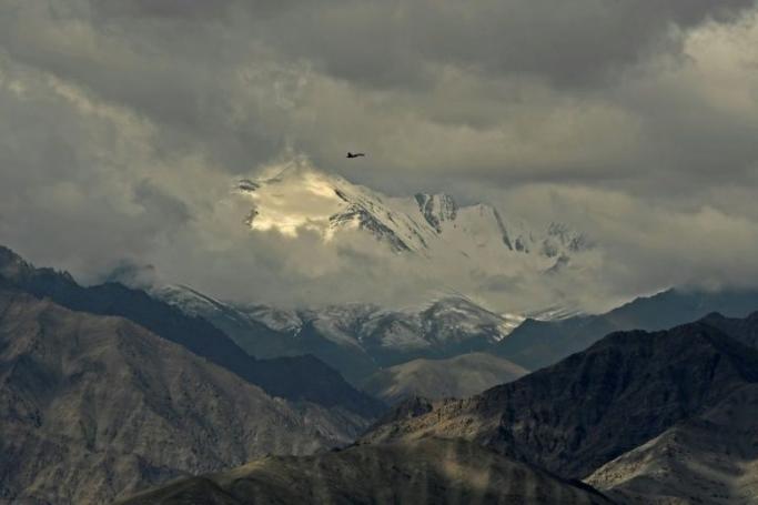 An Indian fighter jet flies over Leh, the joint capital of the union territory of Ladakh, on June 25, 2020, part of a show of strength after a border showdown between Delhi and Beijing (AFP Photo/Tauseef MUSTAFA) 
