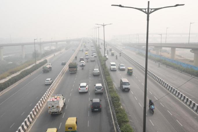 Vehicles commute as the city is engulfed in heavy smog, in New Delhi, India, 09 November 2020. Photo: EPA