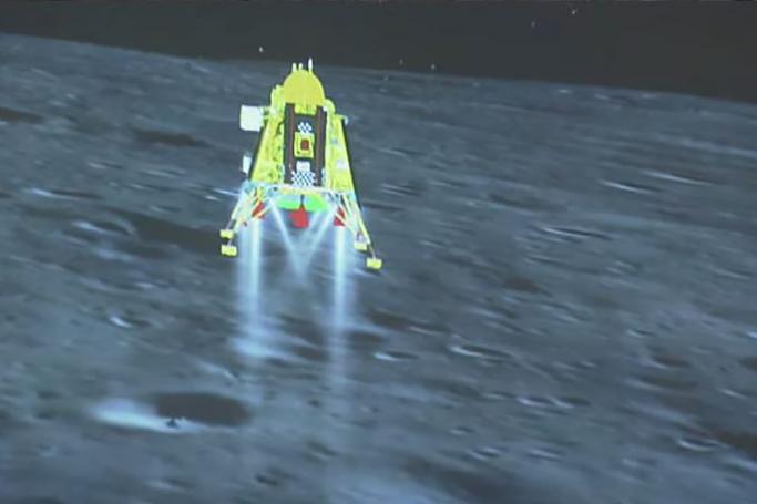 This handout screen grab taken and received from the live feed of Indian Space Research Organisation (ISRO) website on August 23, 2023, shows the Chandrayaan-3 spacecraft seconds before its successful lunar landing on the south pole of the Moon. Photo: AFP/ISRO