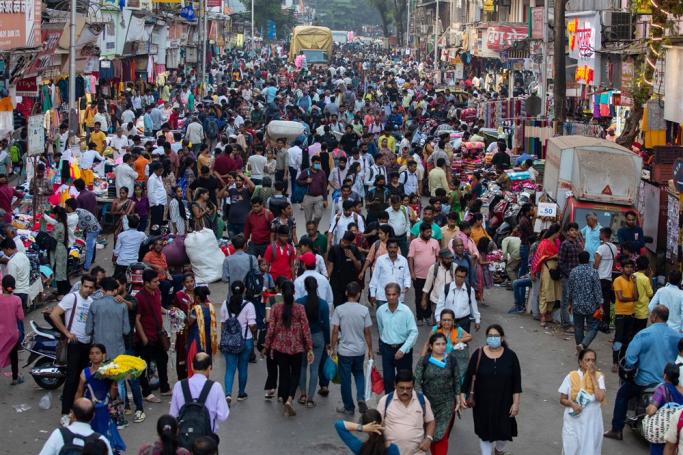 A general view of crowd at a local market near the Dadar railway station in Mumbai, 22 December 2022. Photo: EPA