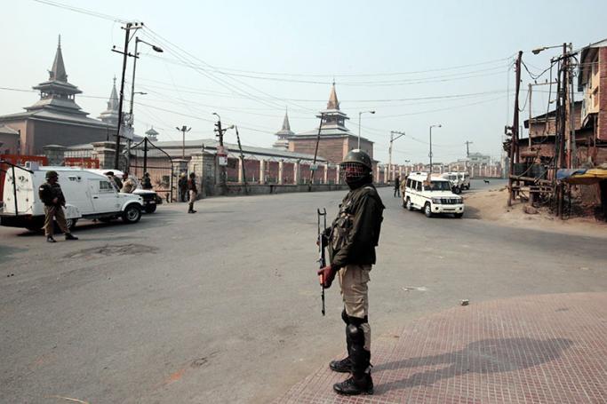 Indian paramilitary soldiers stand guard during curfew in downtown area of Srinagar, the summer capital of Indian Kashmir, 11 November 2016. Photo: EPA
