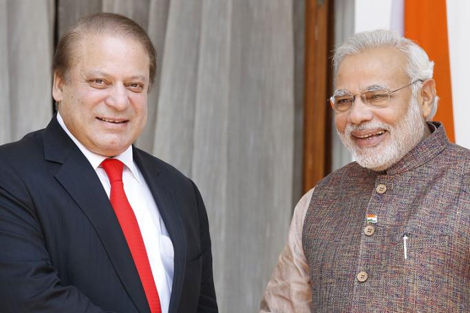 Indian Premier Narendra Modi (R) stands with his Pakistani counterpart Nawaz Sharif prior to a meeting in New Delhi, India, 27 May 2014. Photo: Harish Tyagi/EPA
