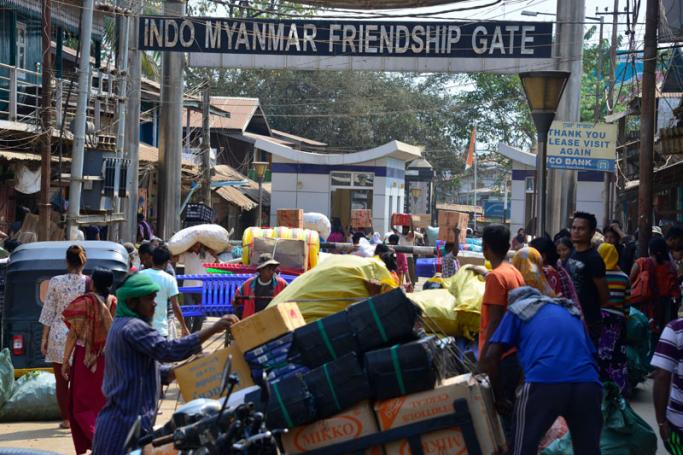 Indian vendors bringing goods from Myanmar through Indo-Myanmar friendship gate in Moreh in the Tengnoupal district of Manipur state, India, 10 March 2017. Photo: EPA
