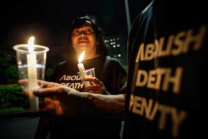 Indonesian activists hold candles during a candlelight protest against death penalty executions, outside the presidential palace in Jakarta, Indonesia, 28 July 2016. Photo: EPA
