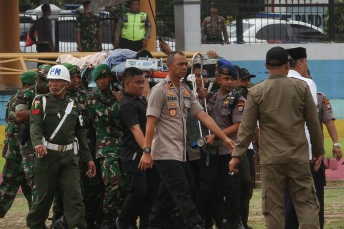 Indonesian police and military carry Indonesia's Security Minister Wiranto (C) to a helicopter to be medevaced after he was stabbed in Pandeglang, Banten province, on October 10, 2019. Photo: Smmy/AFP