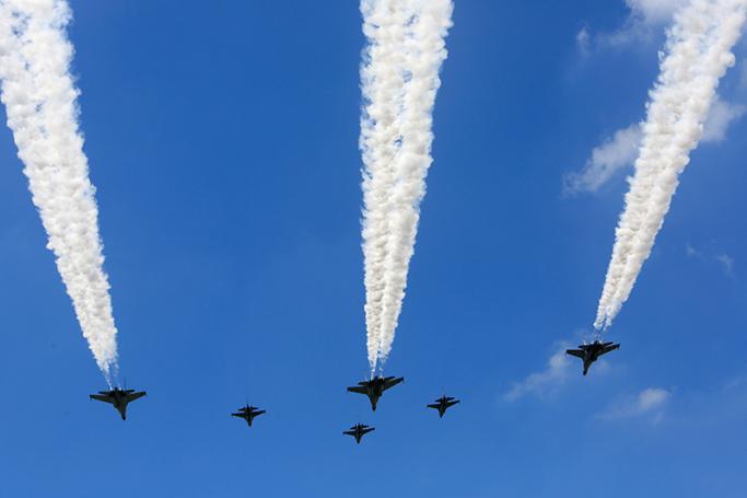 Indonesian Airforce jet fighters fly over during celebrations marking the 71th anniversary of Indonesia's Independence Day at the Presidential Palace in Jakarta, Indonesia, 17 August 2016. Photo: EPA
