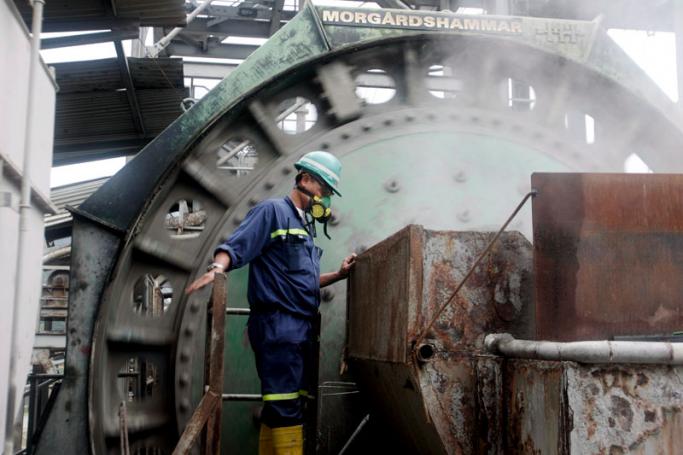 An Indonesian miner inspects milling ore machine at the processing plant of Antam gold mine in Pongkor, West Java. Photo: Jurnasyanto Sukarno/EPA
