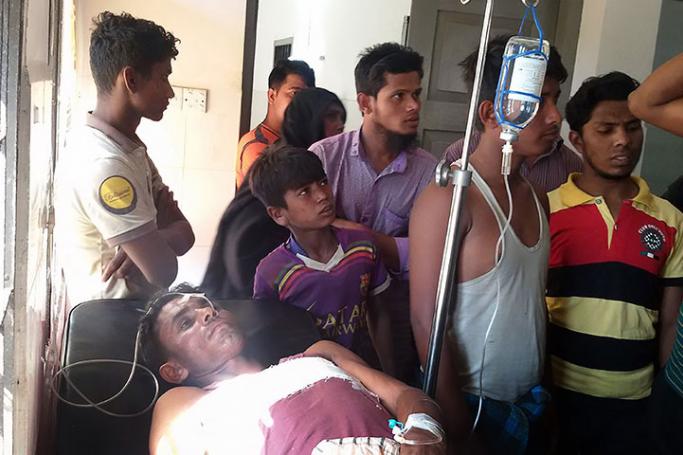 An injured Bangladeshi fisherman is treated in a hospital in Teknaf on February 6, 2017. Photo: AFP
