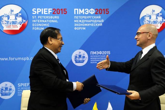 The minister of Science and Technology of the Union of Myanmar Ko Ko Oo (L) and Chief Executive Officer of the State Atomic Energy Corporation 'Rosatom' Sergey Kirienko (R) shake hands during the Agreement Signing Ceremony at the International Economic Forum SPIEF2015 in St. Petersburg, Russia, 18 June 2015. Photo: Anatoly Maltsev/EPA
