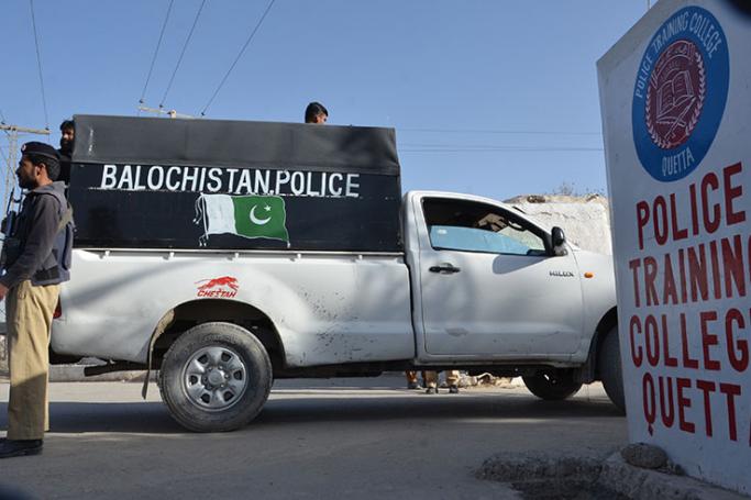 Security officials secure the Police training center after it was cleared following militants attacks, in Quetta, Pakistan, 25 October 2016. Photo: Jamal Taraqai/EPA
