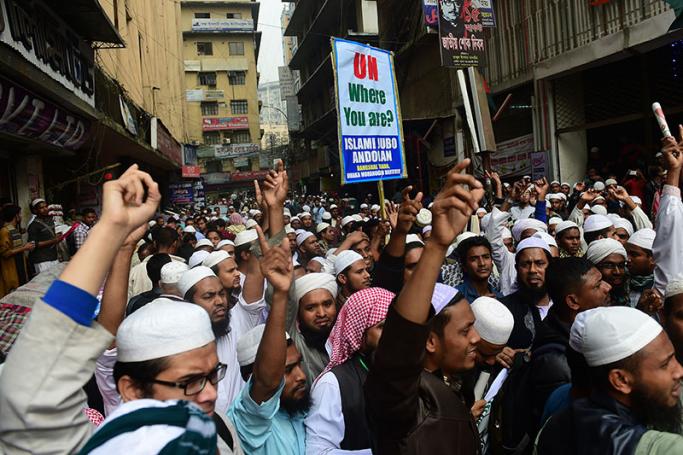 Bangladeshi activists of Islamist political party Islami Andolan Bangladesh (IAB) shout slogans during a rally in Dhaka on December 18, 2016, held to protest the halting of a long march towards the border with Myanmar. Photo: Munir Uz Zaman/AFP 
