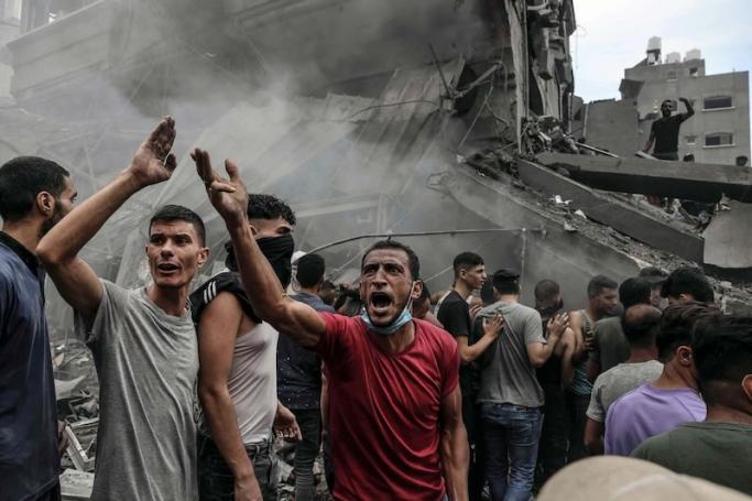 Palestinians search for survivors after an Israeli airstrike on buildings in the refugee camp of Jabalia in the Gaza Strip, Oct. 9, 2023. / Photo: AFP