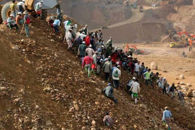 Workers at a jade mine area in Kachin State. Photo: Mizzima
