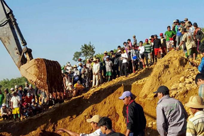 People search for miners killed by a landslide in Hpakant jade mining area, Kachin State, northern Myanmar, 22 November 2015. Photo: Zaw Moe Thet/EPA
