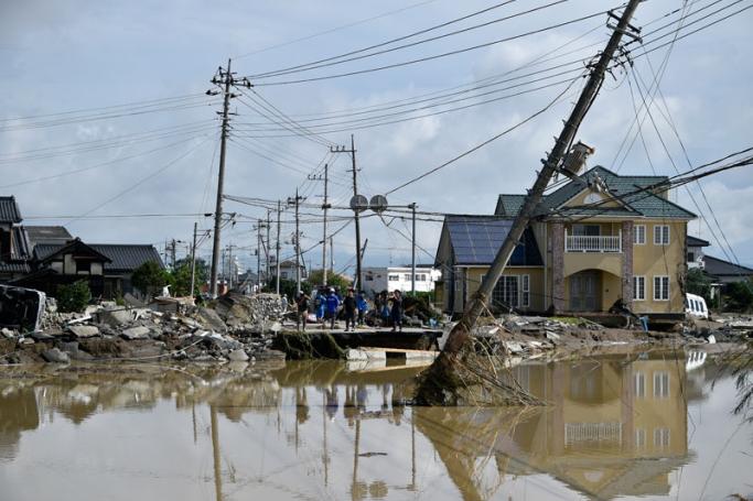 Houses and roads are seen detroyed after the Kinugawa River breached its banks on 10 September due to heavy rain generated by typhoon Etau in Joso, Ibaraki prefecture, north-east of Tokyo, Japan, 11 September 2015. Photo: Franck Robichon/EPA
