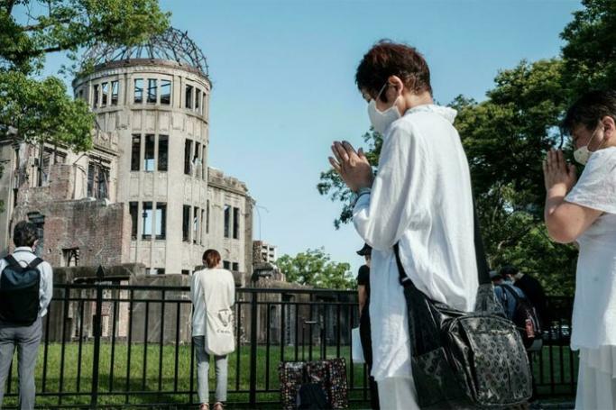 People offer prayers by the Atomic Bomb Dome in Hiroshima (Photo: Yasuyoshi CHIBA/AFP)