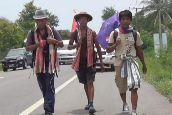 Members of the 'Jit Arsa', or Volunteer Spirit, group are marching 500 kms from Chumphon to the Foreign Ministry in Bangkok to call on the government to reassert Thai sovereignty over their village. Photo: Bangkok Post
