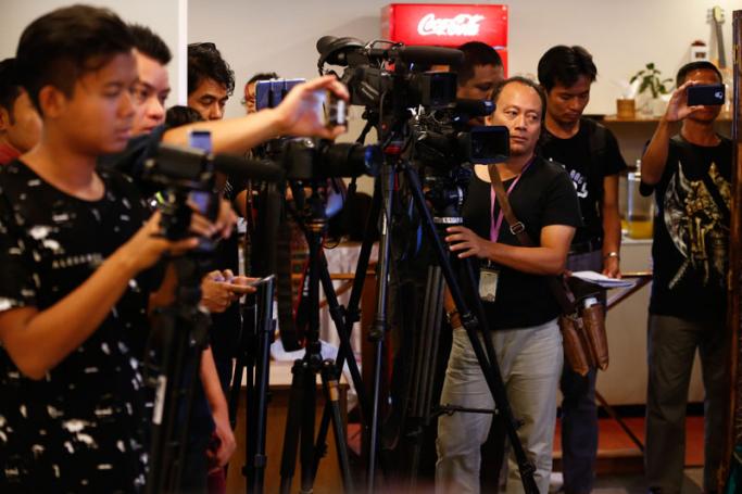 Journalists wearing black outfits attend the press conference of Myanmar Press Council about the two arrested journalists in Yangon, Myanmar, 20 December 2017. Photo: Lynn Bo Bo/EPA-EFE
