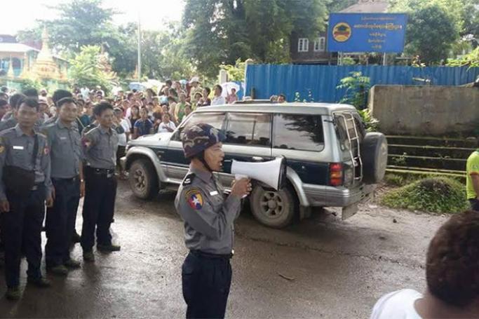 Police and Army check at Kamine checkpoints in Kachin State on 17 August 2017. Photo: Facebook@Cincds
