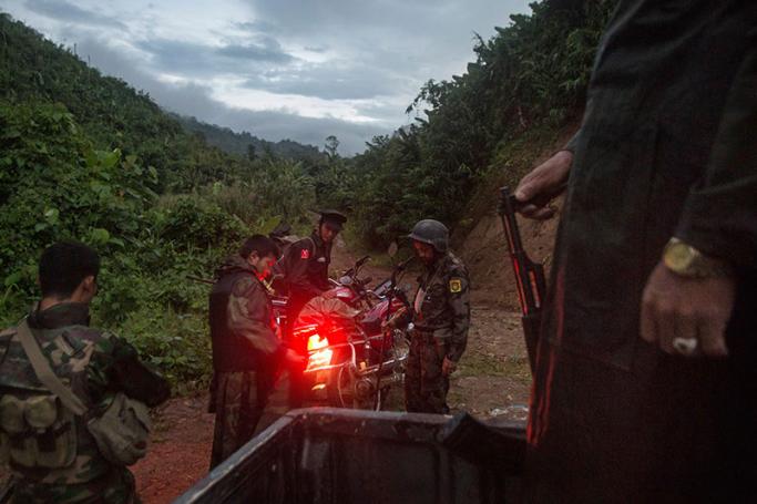 In this photograph taken October 11, 2016, rebels belonging to the Kachin Independence Army (KIA) ethnic group move towards the frontline near Laiza in Kachin state during two days of fighting with the Myanmar military. Photo: Hkun Lat/AFP
