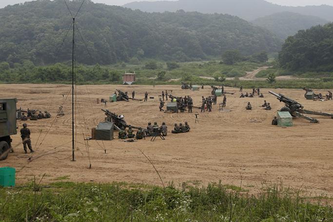 South Korean soldiers participate in formal exercises at a drill field near the demilitarized zone (DMZ) in Paju, Gyeonggi Province, South Korea, 22 June 2016. Photo: Jeon Heon-Kyun/EPA
