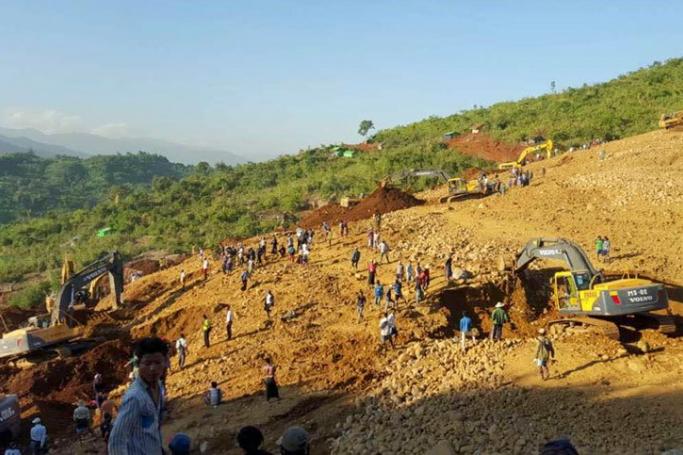A file picture dated 22 November 2015 shows people searching for miners killed by a landslide at Hpa Kant jade mining area, Kachin State, northern Myanmar. Photo: Zaw Moe Htet/EPA
