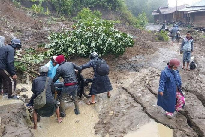 A landslide in July 2015 on Kalay-Falam-Haka Road, disrupted transport in Falam Township and surrounding areas. Photo: Bik Lian
