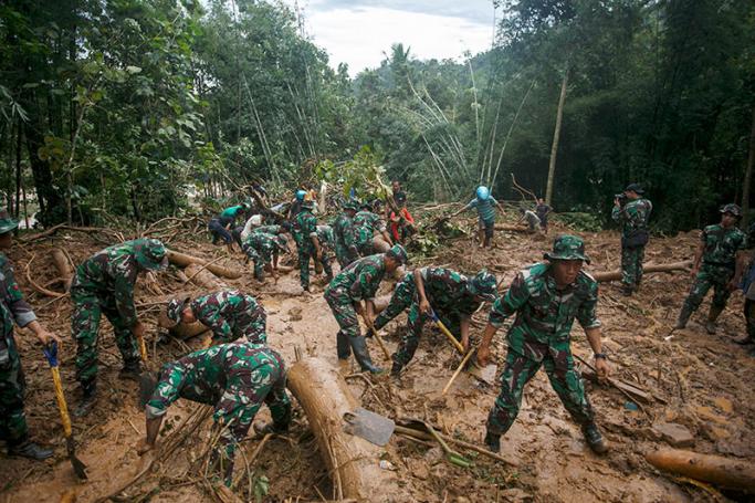 Indonesian soldiers search for landslide victims in Purworejo, Indonesia, 19 June 2016. Photo: EPA

