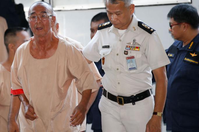 Alleged drug trafficking suspect Laota Sanli (L) arrives for a hearing at the Criminal Court in Bangkok, Thailand, 13 December 2017. Photo: Narong Sangnak/EPA-EFE
