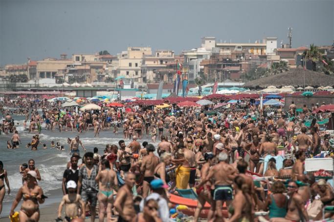 Bathers enjoy a hot summer day in Ostia, near Rome, Italy, 09 July 2023. Photo: EPA