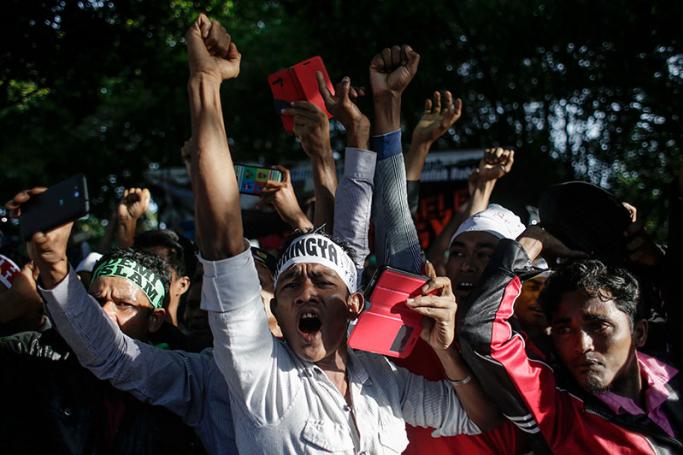 Myanmar ethnic Rohingya Muslims react during a protest condemning Myanmar's government violence on Rohingya people in Rakhine State, in Kuala Lumpur, Malaysia, 04 December 2016. Photo: Fazry Ismail/EPA
