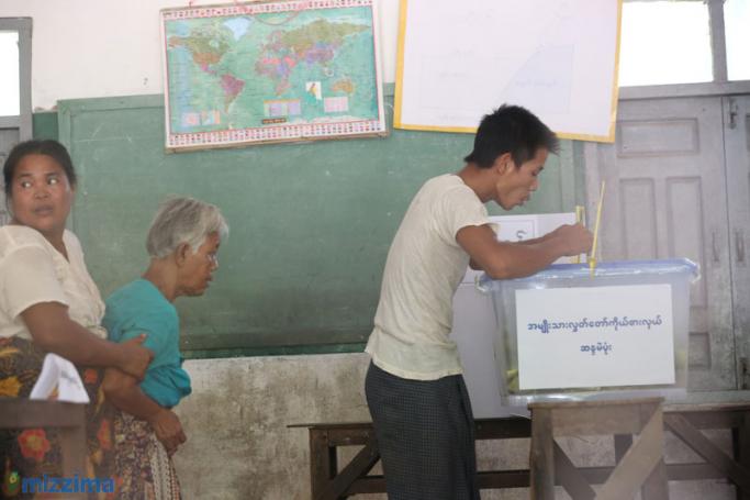 A man casts his vote at a polling station on 8 November, 2015. Photo: Hong Sar/Mizzima
