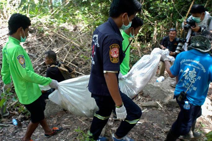 Thai rescue workers carry a recovered body of a suspected ethnic Rohingya refugee after a mass grave had been discovered at an abandoned jungle camp in the Sadao district, Songkhla province, southern Thailand, 02 May 2015. Photo: EPA
