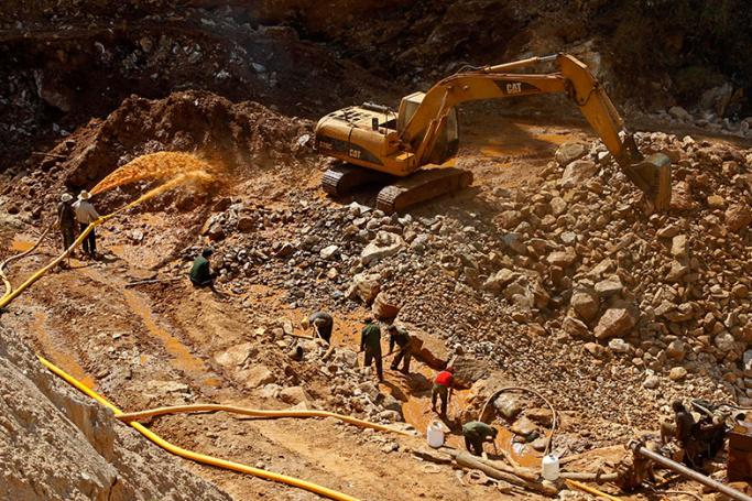 Mine workers at the ruby mine site in Mogok, about 200 km north of Mandalay, Mandalay division, Myanmar, 27 February 2015. Photo: EPA
