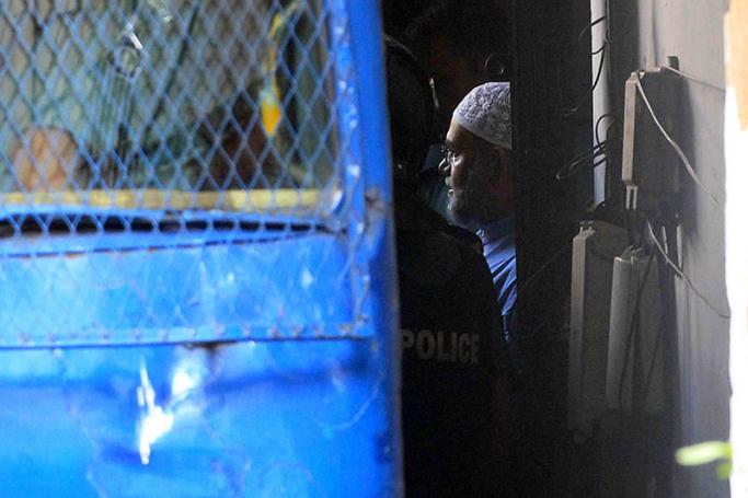 (FILE) A file picture dated 02 November 2014 shows Jamaat-e-Islami leader Mir Quasem Ali (C)  escorted to a police van after being sentenced by a court in Dhaka, Bangladesh. Photo: EPA
