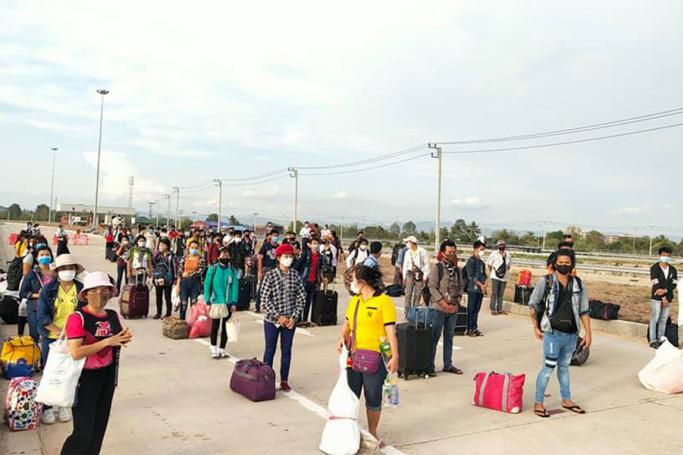 Myanmar citizens return from Thailand queue at the Myawady border on 26 May. Photo: MNA