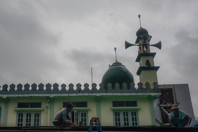 In this photo taken on May 30, 2017, men work on repairing the roof of a mosque in Yangon during the holy month of Ramadan. Photo: Ye Aung Thu/AFP
