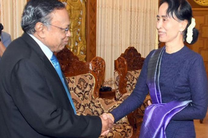 State Counsellor Aung San Suu Kyi greets Bangladesh foreign minister A H Mahmood Ali after signing of MOU on refugees.
