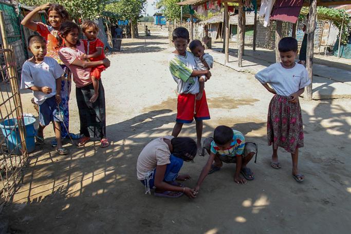 Muslim children play at Thetkel Pyin Muslim Internally Displaced Persons (IDPs) camp, near Sittwe of Rakhine State, 19 December 2016. Photo: Nyunt Win/EPA
