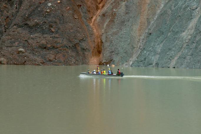 Soldiers and volunteers sail at the scene of the landslide accident at a jade mining site as they continue search for the victims in Hpakant, Kachin State, northern Myanmar, 04 July 2020. Photo: Ah Je/EPA