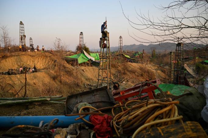 This photo taken on March 10, 2019 shows workers building a new oil rig at an informal oil field in Minhla township, central Myanmar. Photo: Ye Aung Thu/AFP