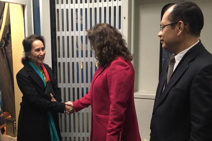 State Counsellor Daw Aung San Suu Kyi is welcomed by Ms Pascalle Grotenhuis, the Director of Protocol Department of the Ministry of Foreign Affairs, at the Schiphol Airport. Photo: MNA