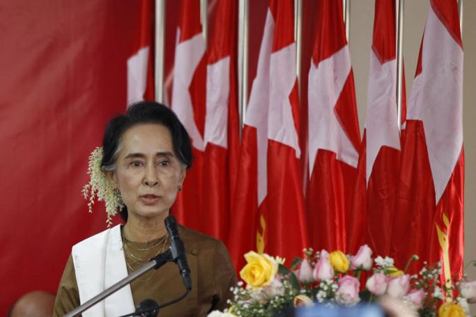 Myanmar democracy leader Aung San Suu Kyi delivers a speech during a ceremony to mark 68th anniversary of Myanmar's Independence day at the National League for Democracy (NLD) party headquarters in Yangon, Myanmar, 04 January 2016. Photo: Nyein Chan Naing/EPA
