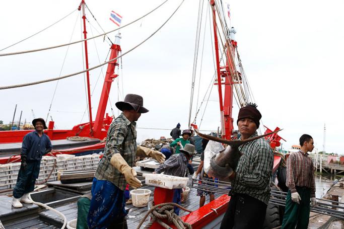 Myanmar migrant fishermen unload fish from a Thai fishing boat at a jetty in Samut Sakhon province, Thailand, 24 July 2017. Photo: Rungroj Yongrit/EPA
