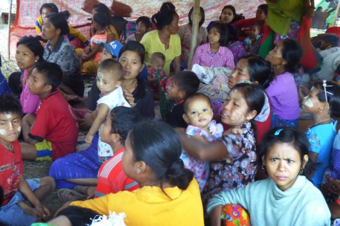 Myanmar people displaced from the recent fighting between government troops and ethnic Arakan Army take shelter at a displacement camp housing over 700 people in Kyauktaw township in Rakhine state on December 23, 2018. Photo: AFP