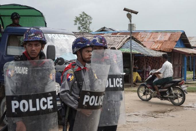 This picture taken on September 1, 2017 shows Myanmar police standing guard at an Internally Displaced Persons (IDPs) camp in Sittwe, Rakhine State. Photo: AFP
