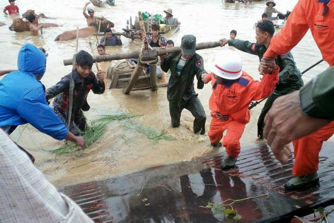 Myanmar rescue workers assist victims with their cattle to flee flooded areas near Thayet township of Magway Region, Myanmar, 01 August 2015. Photo: EPA
