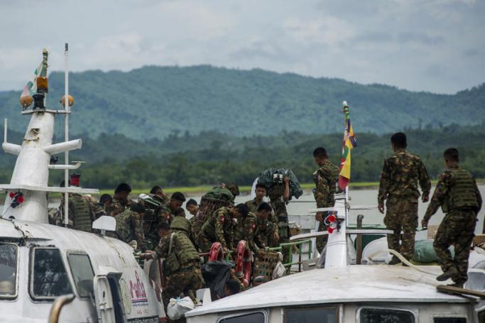 (File) Myanmar soldiers arrive at Buthidaung jetty in Myanmar's Rakhine State on August 29, 2017. Photo: AFP