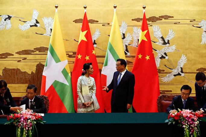 Myanmar State Counsellor Aung San Suu Kyi (C-L) and Chinese Premier Li Keqiang (C-R) talk during a signing of agreements ceremony at the Great Hall of the People in Beijing, China, 18 August 2016. Photo: EPA
