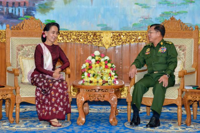 Myanmar pro-democracy leader Aung San Suu Kyi (L), chairperson of National League for Democracy (NLD) party, talks with Myanmar military commander-in-chief Senior General Min Aung Hlaing (L) during their meeting at military headquarters in Naypyitaw, capital of Myanmar, 02 December 2015. Photo: Myanmar Ministry of Defence/EPA
